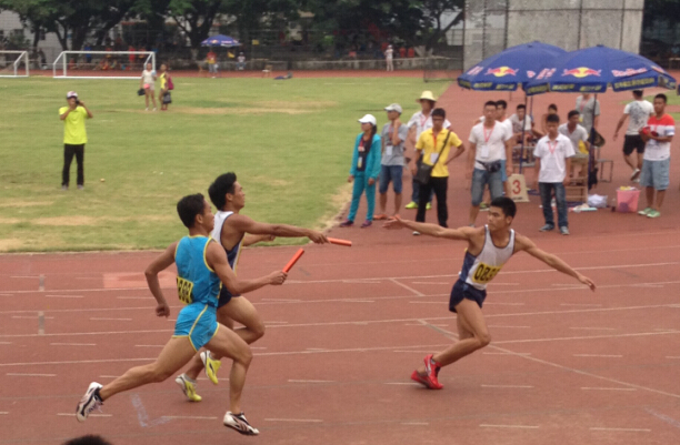 我校体育健儿在赛场上顽强拼搏