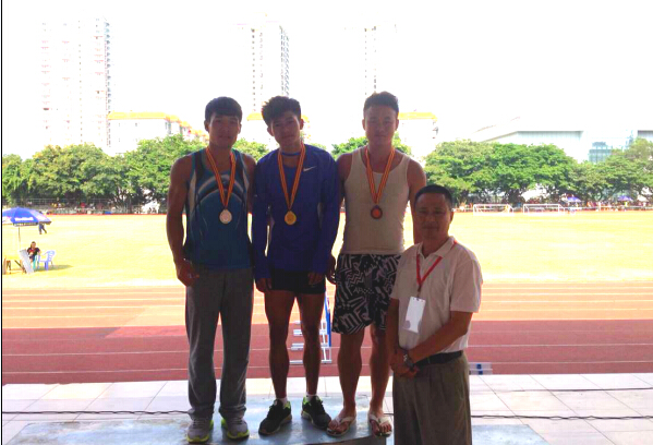 我校体育健儿领奖