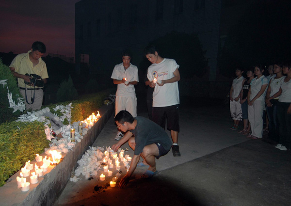 同学们深切悼念赵世良老师