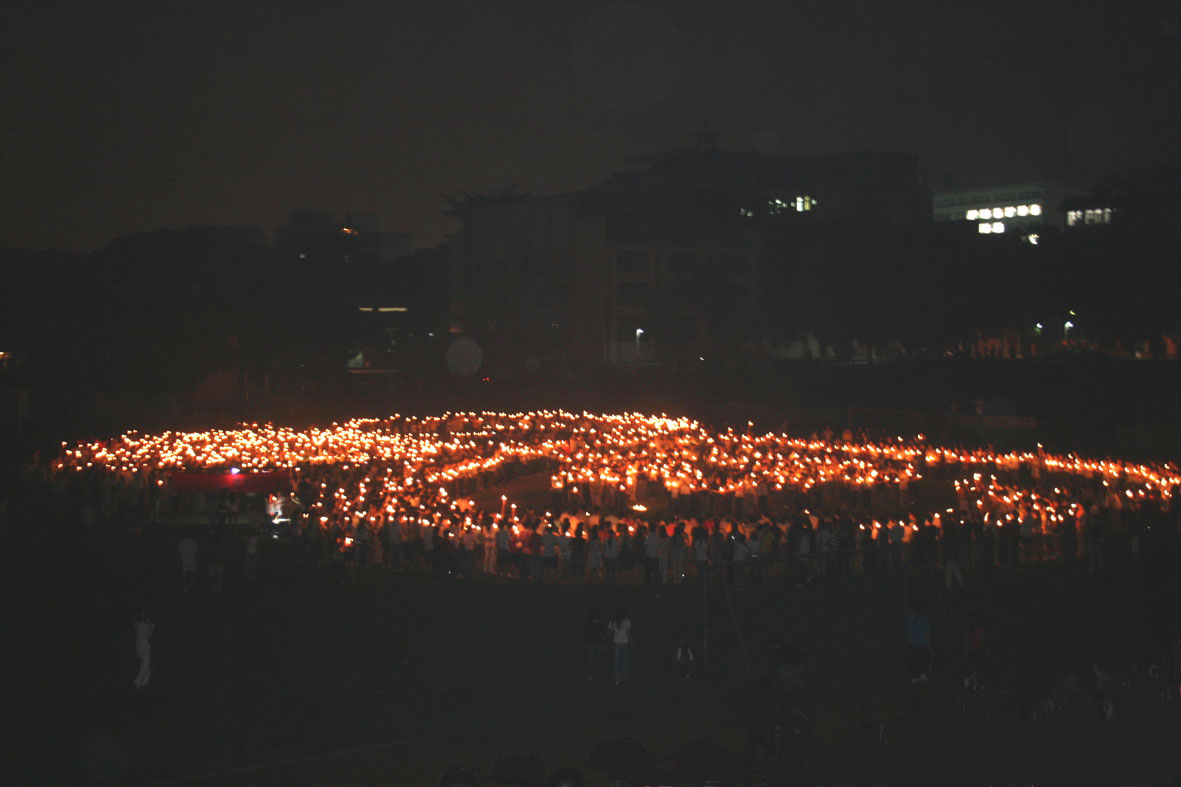 我校千名学生自发举行“烛光行动”，为同胞祈福。（蒙伟凡摄）