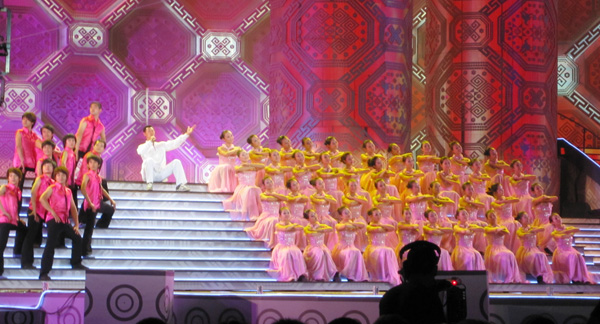 我校学生在伴舞。