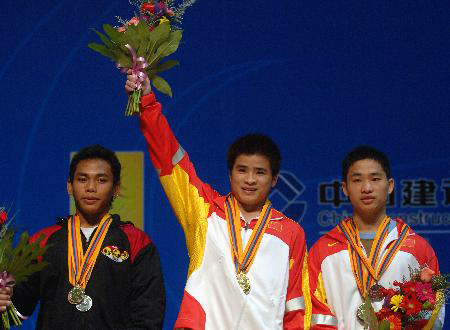 李争（中）勇夺金牌。