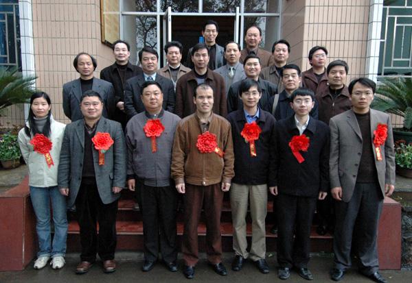 我校参加自治区第九期支教队队员今天开赴环江。校领导陈大克、梁宏、张鹏、林娜、易忠及有关部门负责人为他们送行。（新闻中心 李清资）