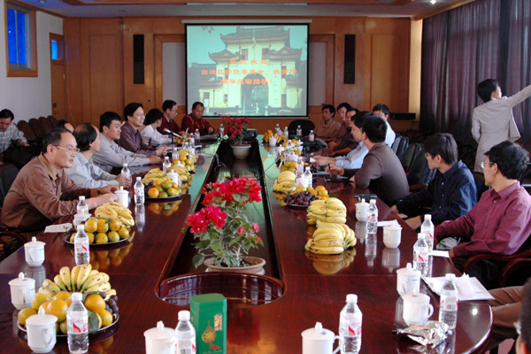 自治区学位委员会领导到我校考察，并与我校师生代表进行了座谈。