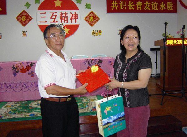 王枬书记与马来西亚老友会代表互赠礼物。