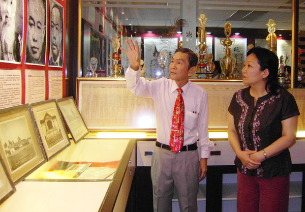 王枬书记在参观马来西亚育才中学百年校庆展。