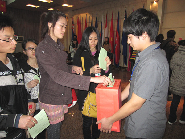 学院代表进行投票