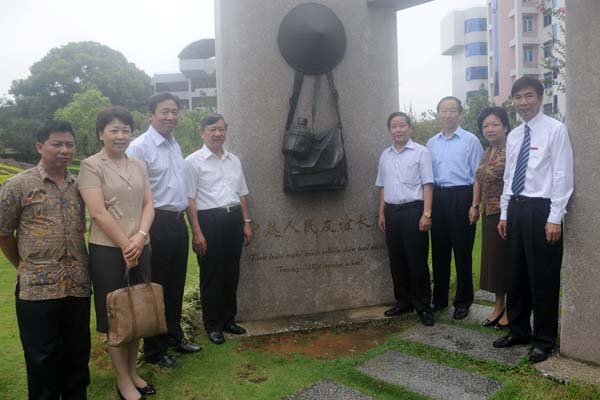 宾主双方在我校的越南育才纪念碑前合影（右四为陈文恒、右三为王家瑞、左二为范晓莉、左四为阮孟雄）。
