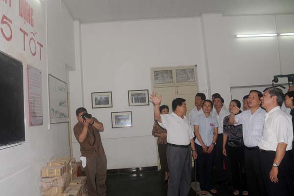 代表团在参观原育才学校食堂旧址（现举重馆）。