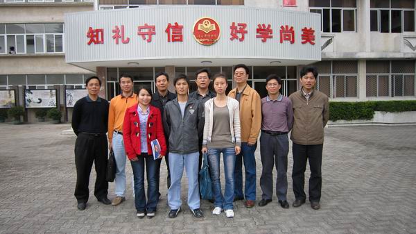 调研组与濠江区达濠华侨中学领导及校友合影