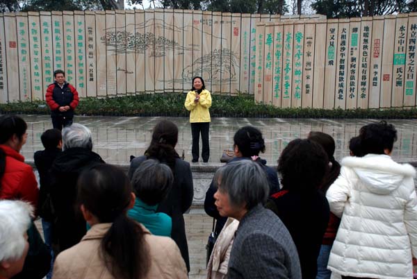 王枬书记在离退休人员庆“三八”节活动上致辞