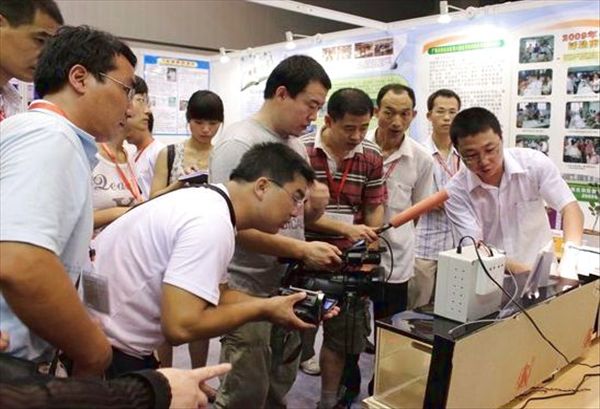 田若平同学为中国教育电视台记者讲解自己的作品