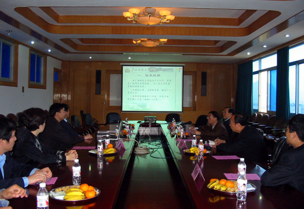 图为考察组在听取汇报。