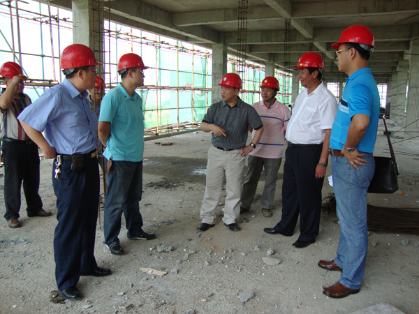 校领导现场查看建设情况