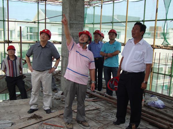 施工单位负责人介绍建设情况