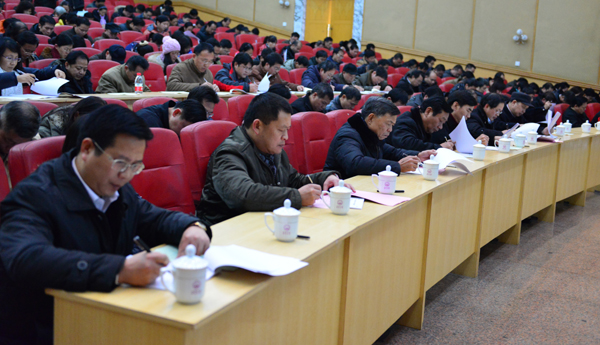 参会人员认真填写测评表