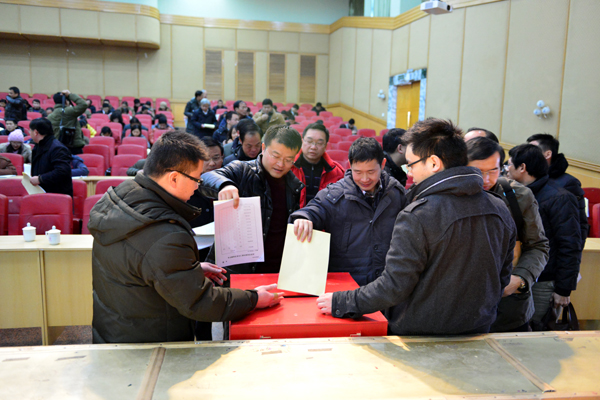 与会人员有序递交测评表