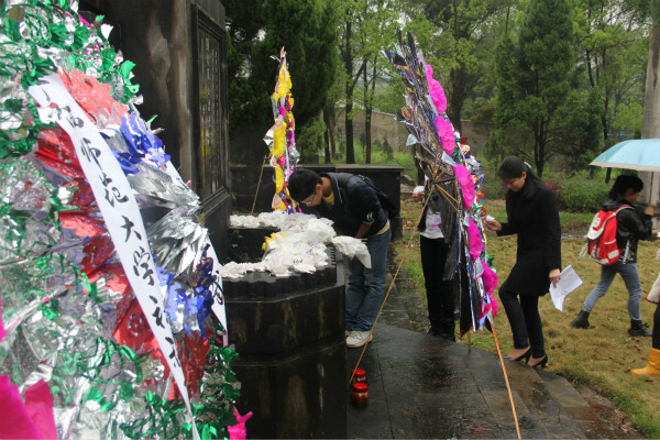 学生代表向马君武校长墓敬献小白花