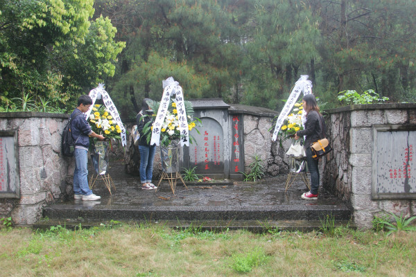 学生代表向马保之先生墓敬献花篮