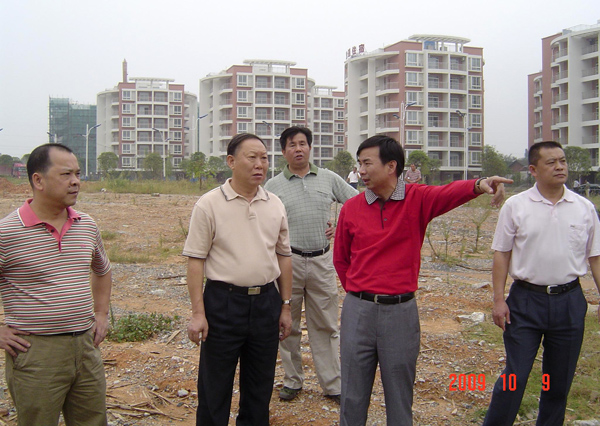 校领导到实地查看音乐综合楼工程。