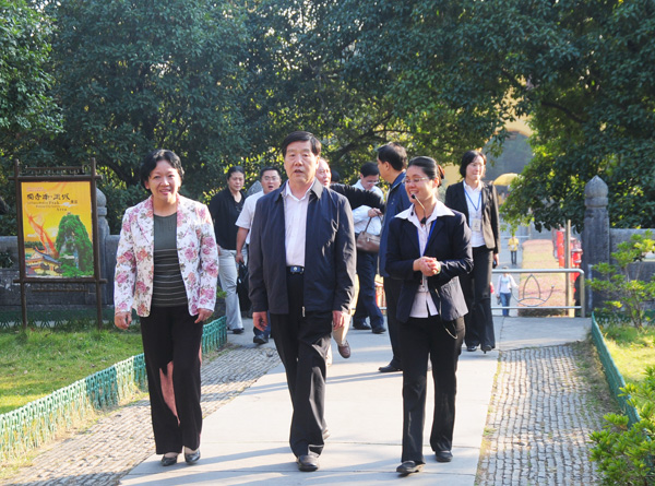 马铁山主席在王城校区参观考察。