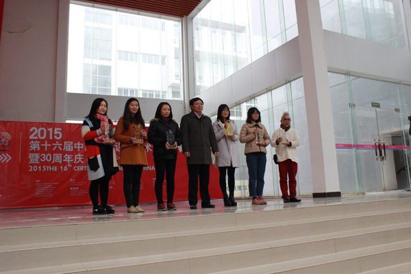 李传起副校长为荣获金奖选手代表颁奖