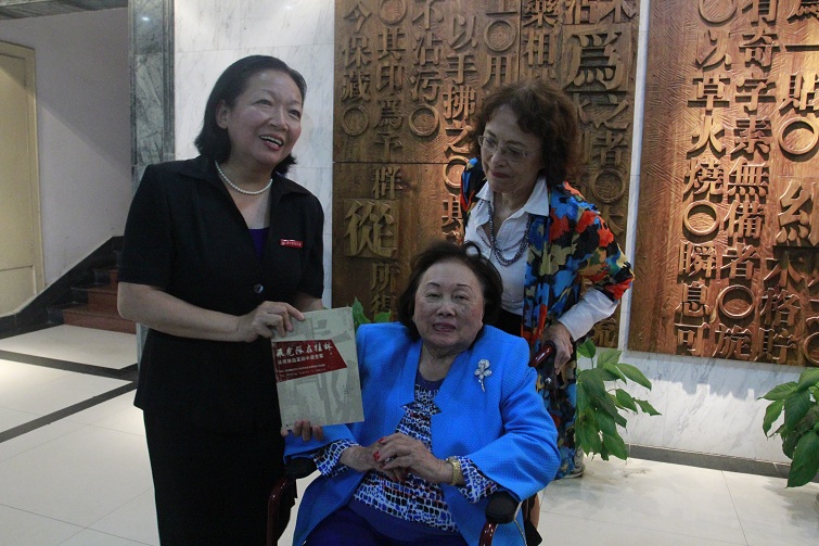 校党委书记王枬向陈香梅女士（中）赠送图书《飞虎队在桂林》