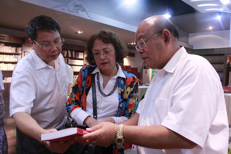 出版社集团主要负责人向陈美丽女士（中）介绍出版社图书