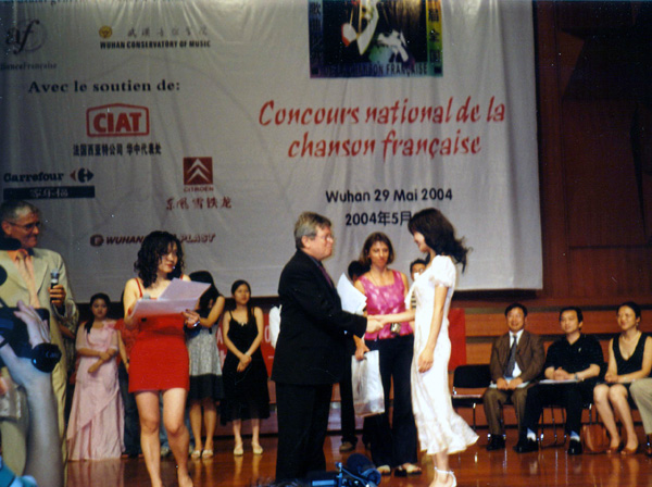 大赛评委会主席给张川同学颁奖。