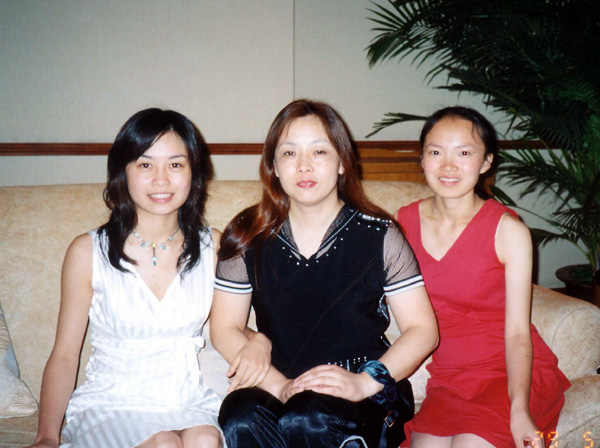 从左至右为张川、袁文（指导老师）和林丽。