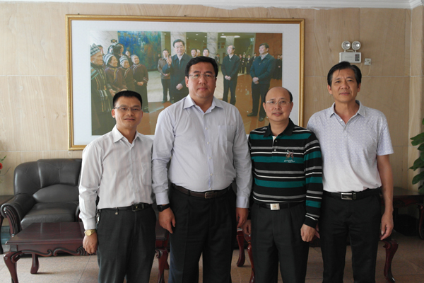 蔡昌卓与百色市校友代表合影