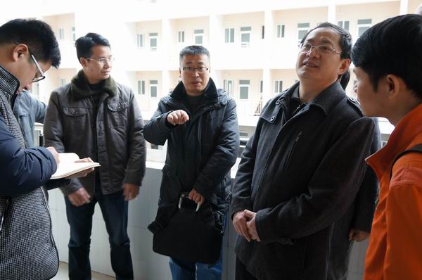 校党委副书记唐仁郭一行视察四期学生宿舍（大学生通讯社 黄敏静 摄）