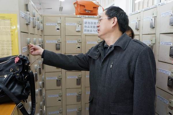 唐仁郭检查图书馆的储物箱