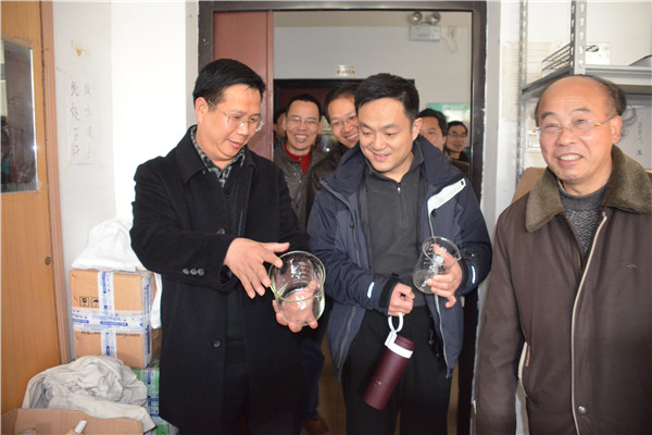 覃卫国到化药学院实验室检查安全情况