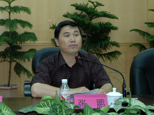 校党委副书记、纪委书记张鹏在会上讲话。