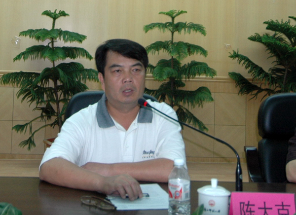 校党委书记陈大克在会上作动员。