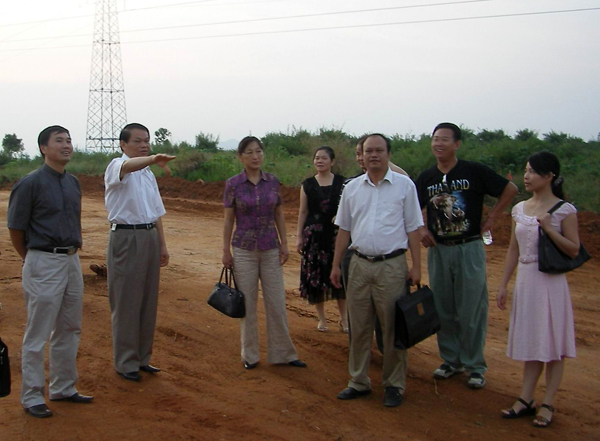 张鹏副书记（左一）一行在蓝常周副校长（左二）和指挥部其他工作人员的陪同下到施工工地进行实地考察。