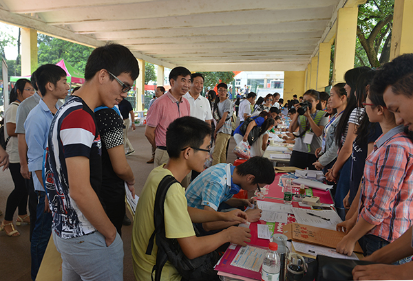 梁宏校长一行与新生、迎新志愿者交流