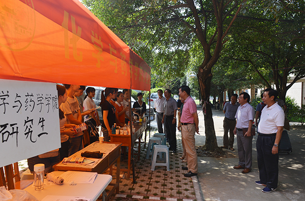 校领导走访学院接待点