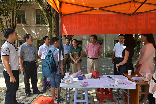 校领导与新生、新生家长交流