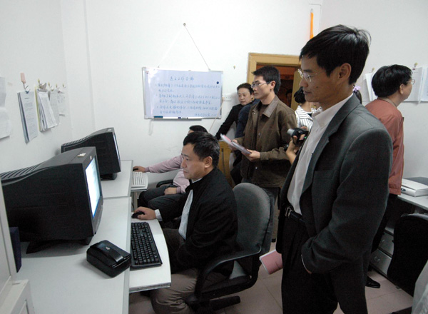 专家组在对独秀网站的工作环境和硬件配备情况进行实地考察。