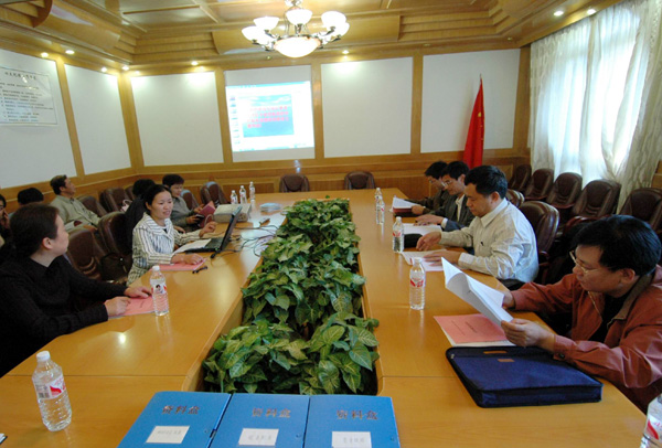 校党委副书记林娜在向专家组汇报独秀网站的建设和运行情况。