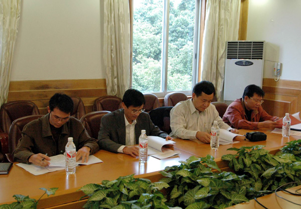 专家组在认真审阅网站的评估材料。