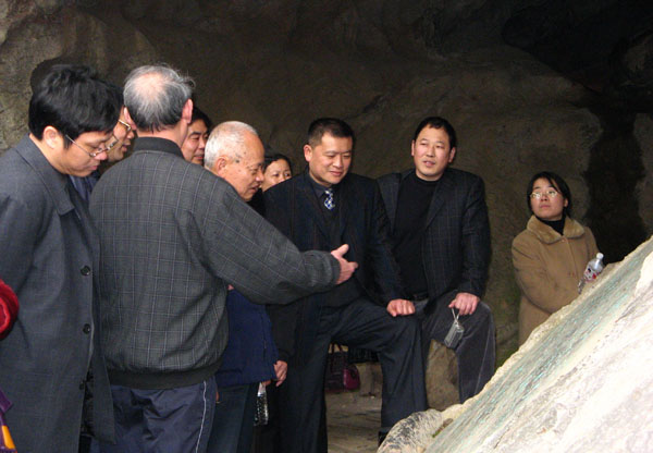 与会者兴致勃勃地参观我校雁山旧址。