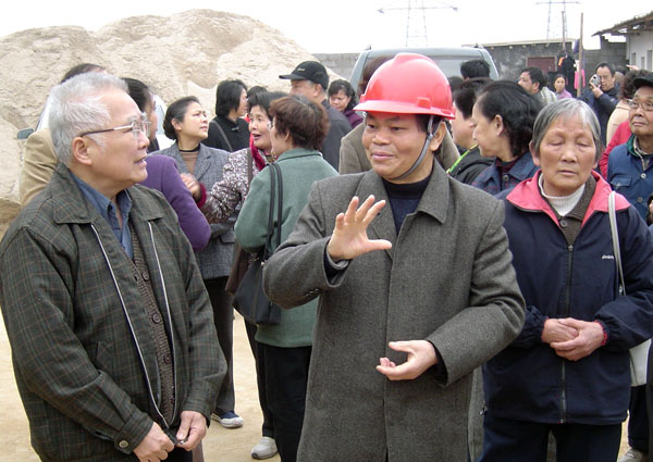 与会者参观雁山校区施工工地。