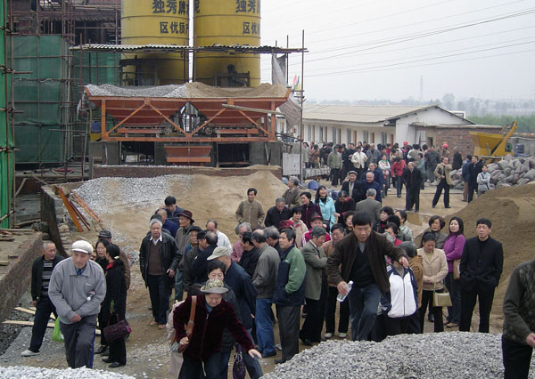 与会者参观雁山校区施工现场。