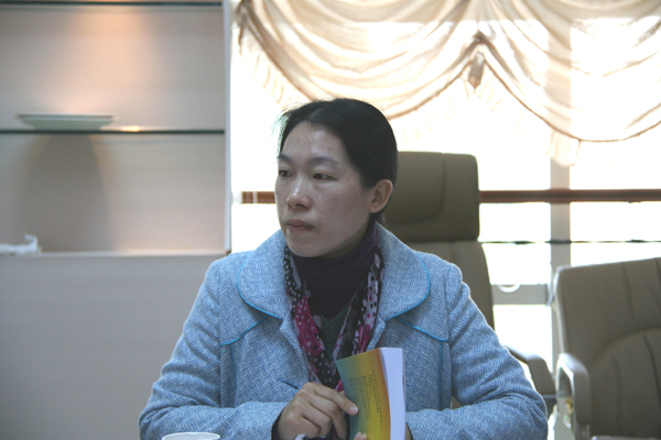 图书捐赠者-校友石国庆先生的夫人黄海莲女士讲话