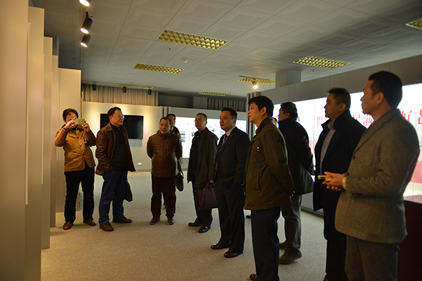 参观教师教育成果展
