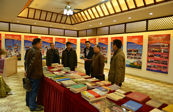 参观走进东盟陈列馆