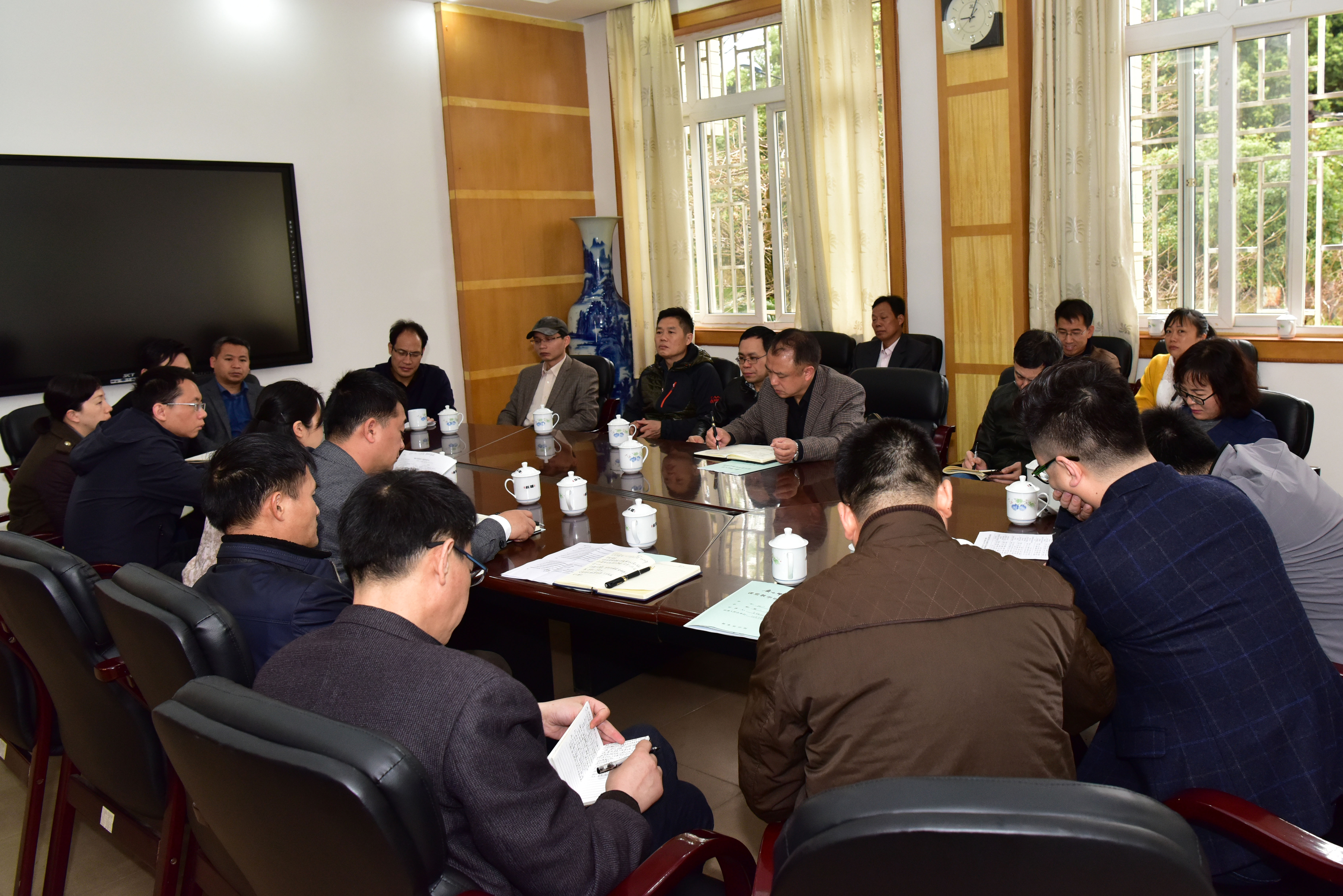 校党委副书记赵铁听学院汇报.JPG